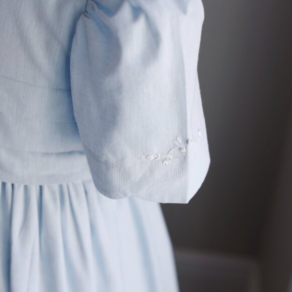 Strasburg Blue Dress 100% Cotton Linen Size 6 Hand Embroidery French Tucks RARE - Picture 3 of 6